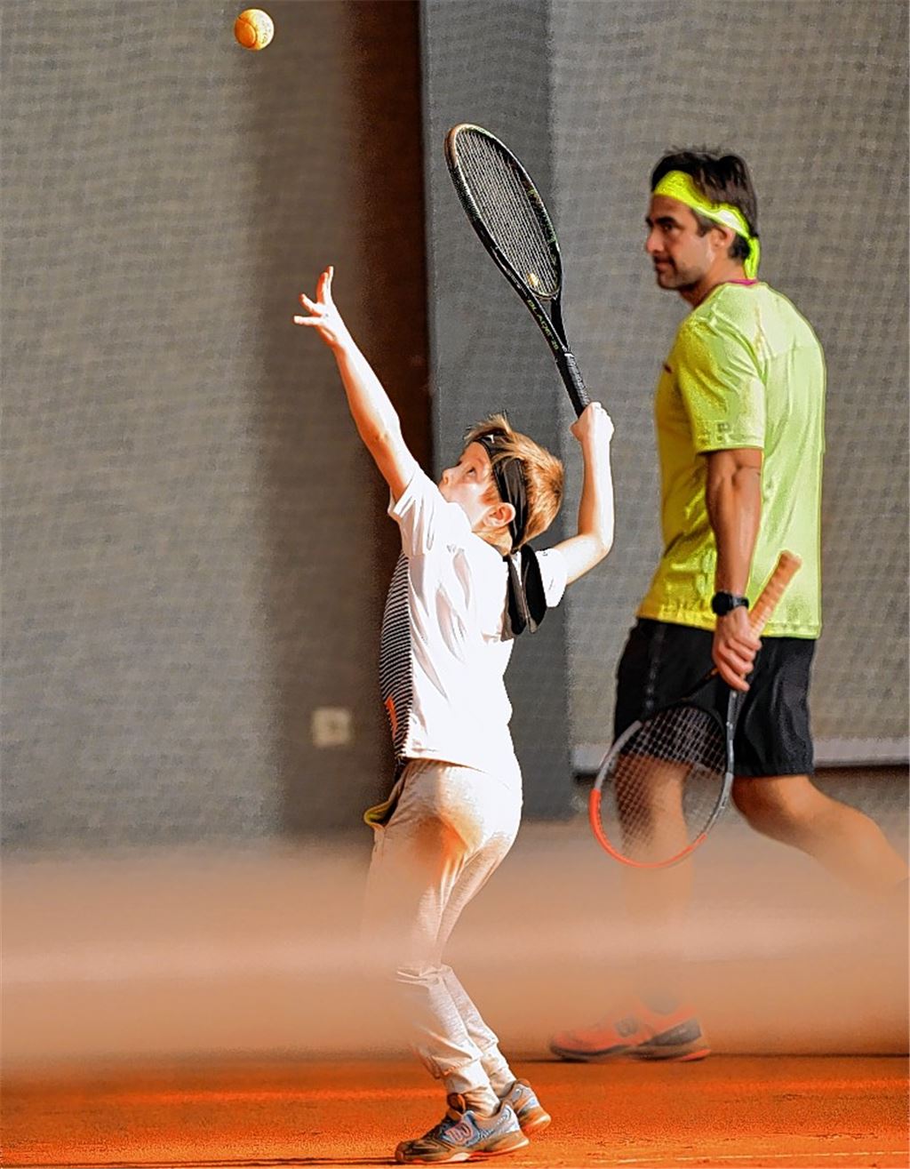 Da muss der Coach nicht mehr hinschauen: Beim Aufschlag von Eric stimmt jede Bewegung.