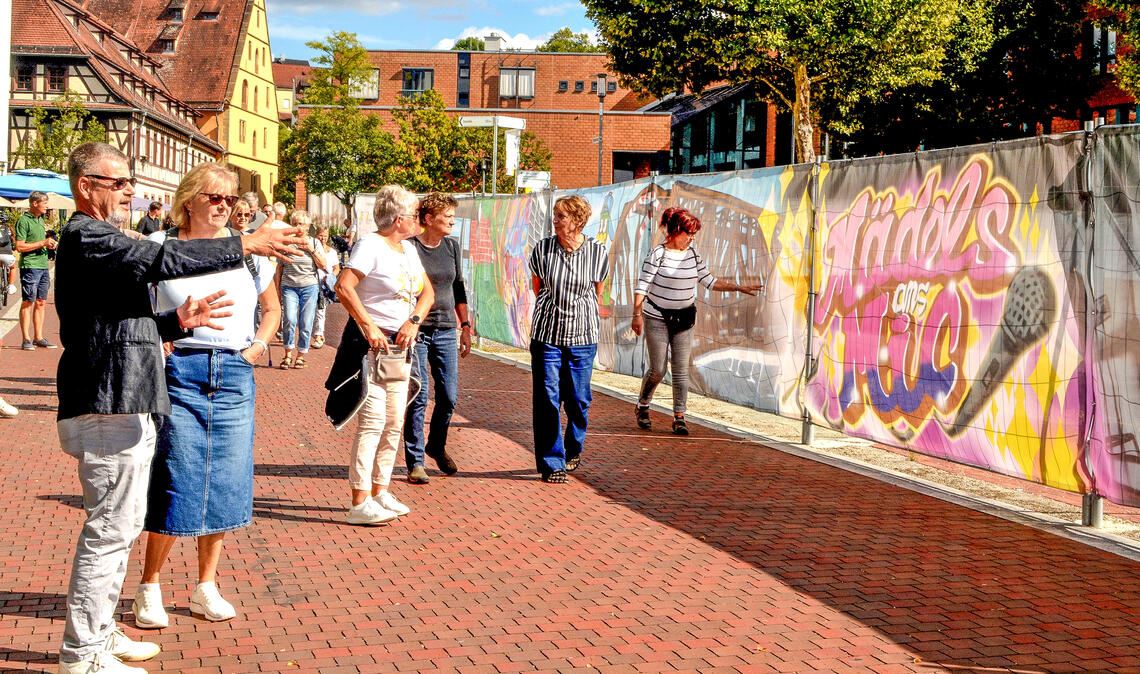 Da schau an! Der Bauzaun vor dem berühmt-berüchtigten „Mühlehof-Loch“ ist dank des innovativen Projekts nun mit sehenswerter Kunst geschmückt. Fotos: Stahlfeld