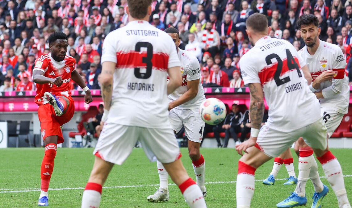 Da schlägt es schon wieder ein beim VfB: Alphonso Davies (links) trifft in dieser Szene zum 3:1 für die Münchner