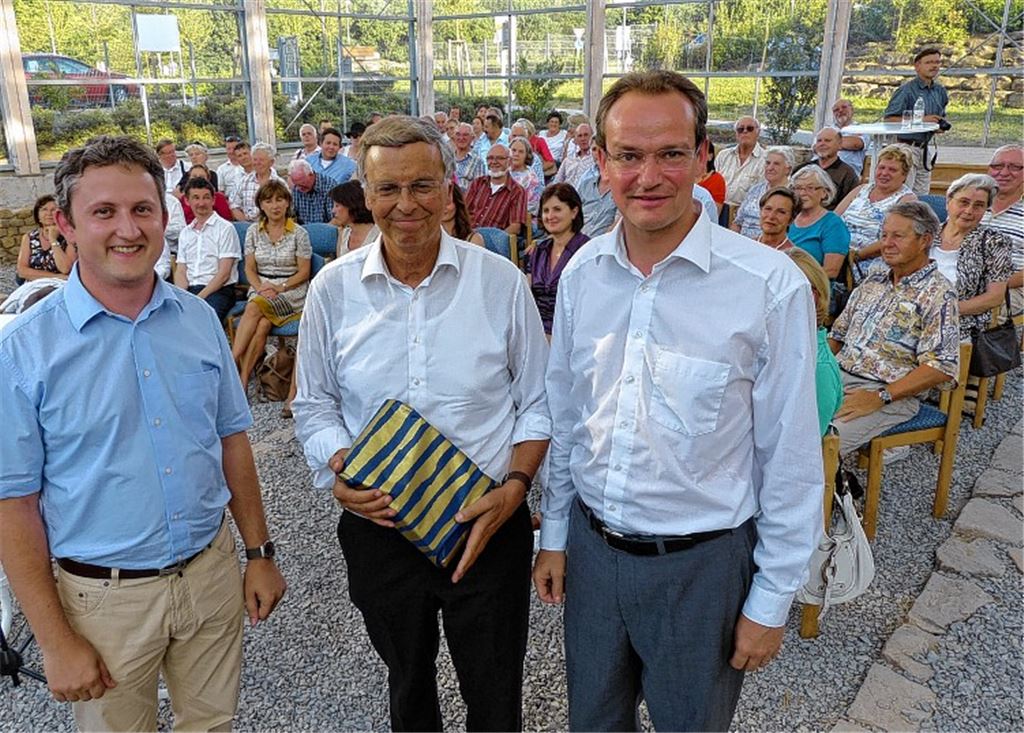 Da sind mit Sicherheit keine Daten drin: Martin Gegenheimer (li.) überreicht als Vorsitzender der CDU Remchingen ein Geschenk an Wolfgang Bosbach (Mitte), der Gunther Krichbaum mit einem Vortrag über Datenschutz im Römermuseum im Wahlkampf unterstützen möchte.Foto: Roth