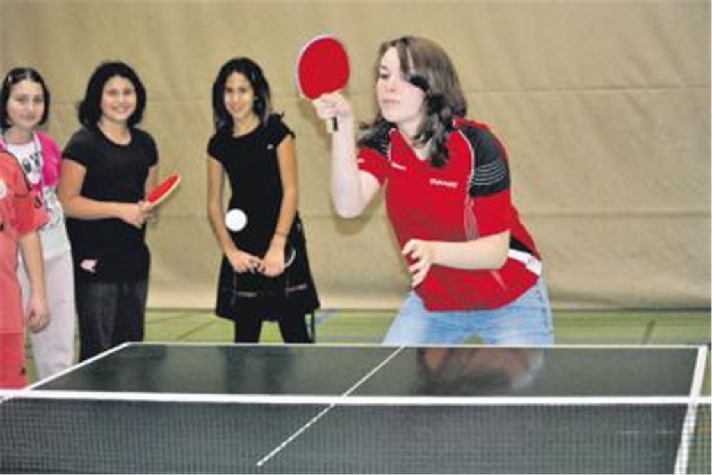 Da staunt die Nachwuchsgruppe: Mit Schnitt, Tempo und präzise platziert pfeffert Rebecca Sommer die Vorhand übers Netz.
Foto: Stahlfeld