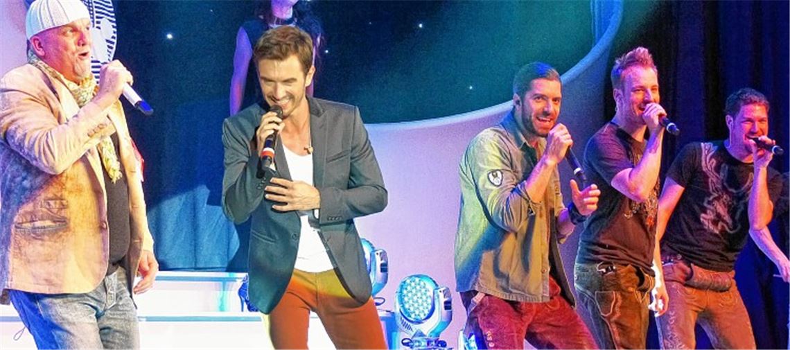 Da stehen sie und können nicht anders, als gute Laune verbreiten (v.li.): DJ Ötzi, Florian Silbereisen und die Jungs von „voXXclub“.