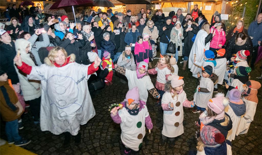 Da tanzt der Schneemann: schwungvoller Auftritt der Kinder des Kindergartens Sonnenschein zum Start des Weihnachtsmarkts in Knittlingen. Foto: Fotomoment