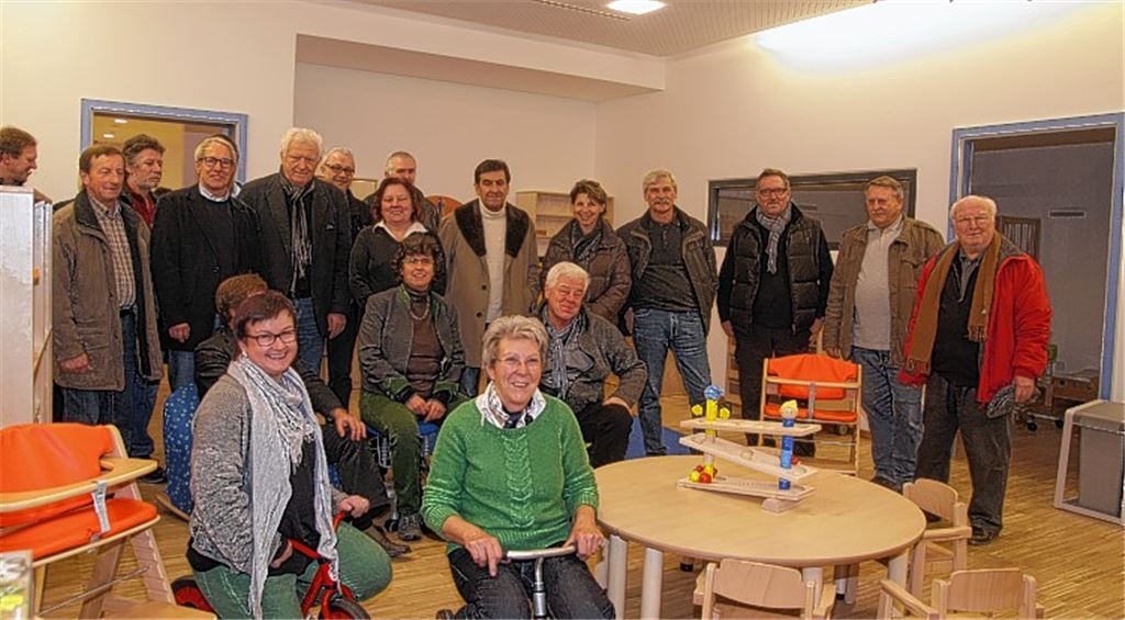 Da wären selbst gestandene Gemeinderäte gerne wieder Kind: Wiernsheimer Kommunalpolitiker besichtigen die Räume der Kinderbetreuung im neuen Bildungszentrum.