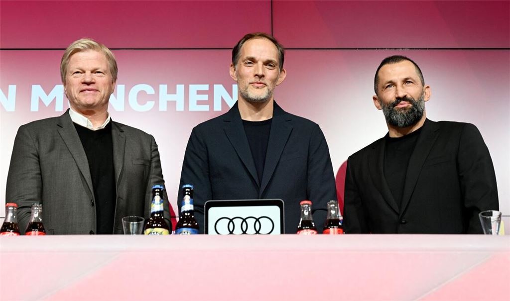 Da war die Bayern-Welt noch in Ordnung: Oliver Kahn (l) und Hasan Salihamidzic (r) präsentierten Ende März Thomas Tuchel als neuen Cheftrainer.