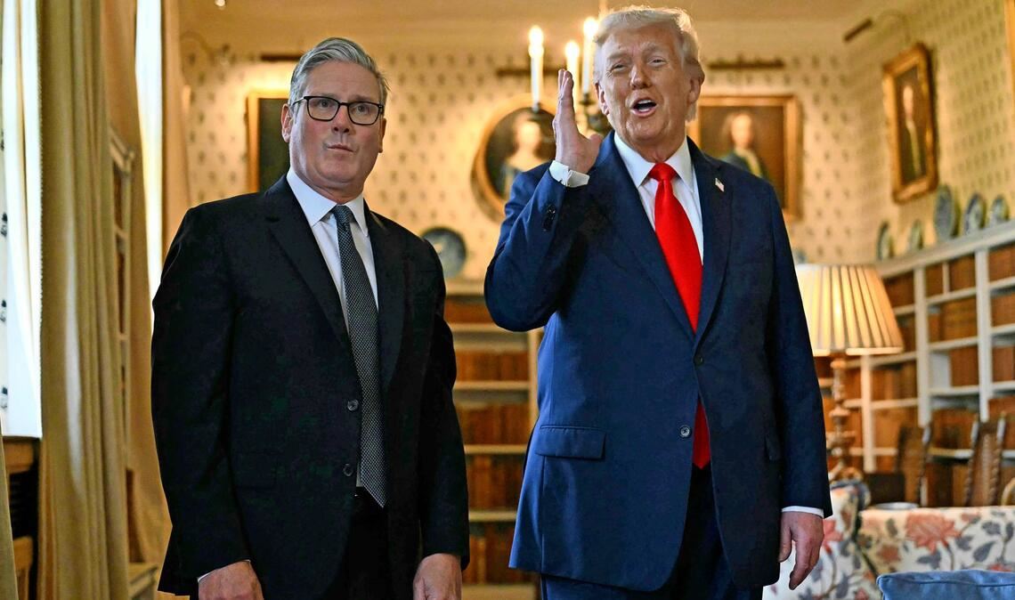 Da war die Stimmung noch gut: Keir Starmer (l). und Donald Trump bei einem Treffen 2025  in England.