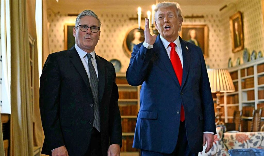 Da war die Stimmung noch gut: Keir Starmer (l). und Donald Trump bei einem Treffen 2025  in England.