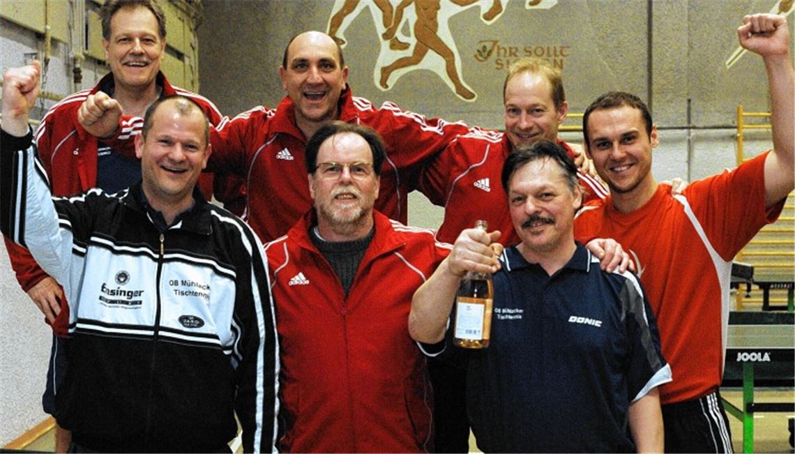 Da war die Tischtennis-Welt in der Käppele-Halle noch in Ordnung: Die TTA 08 Mühlacker mit Ralf Lamprecht, Klaus Sommer, Thomas Graf (vorne v.li.) und Udo Hahnenkratt, Stefan Dierolf, Michael Peschl und Dimitri Hecht (hinten v.li.) feierte 2013 den Aufstieg in die Bezirksliga. Drei der damaligen Leistungsträger fehlen inzwischen, das Team sieht dem Abstieg entgegen. Archivfotos: Fotomoment