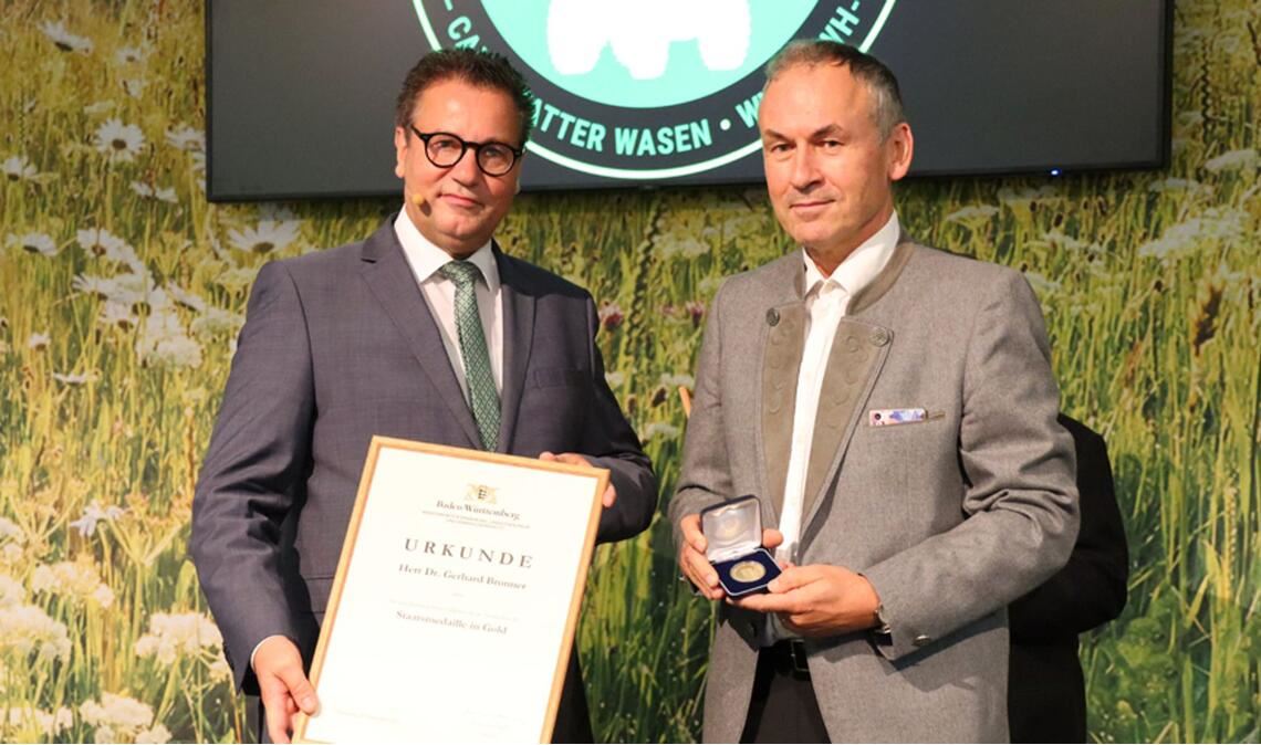 Da war man sich noch grün: 2022 hat LNV-Chef Gerhard Bronner (rechts) von Landwirtschaftsminister Peter Hauk die Staatsmedaille erhalten.