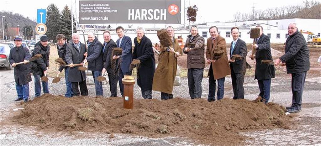 Da wird kräftig in die Hände gespuckt. Zum Auftakt des Baus eines neuen Werks der Firma Bellmer in Enzberg greifen unter anderem zum Spaten: Mühlackers Bürgermeister Winfried Abicht (li.), Gottfried Kautter, Leiter des städtischen Grundstücksmanagements (2. v. li.), die geschäftsführenden Bellmer-Gesellschafter Philipp Kollmar (7. v. li.) und Martin Kollmar (5. v. re.), Mühlackers Oberbürgermeister Frank Schneider (6. v. re.), Niefern-Öschelbronns Bürgermeister Jürgen Kurz (links daneben) und der Prokurist des Bauunternehmens Harsch, Reinhard Trautz (re.). 