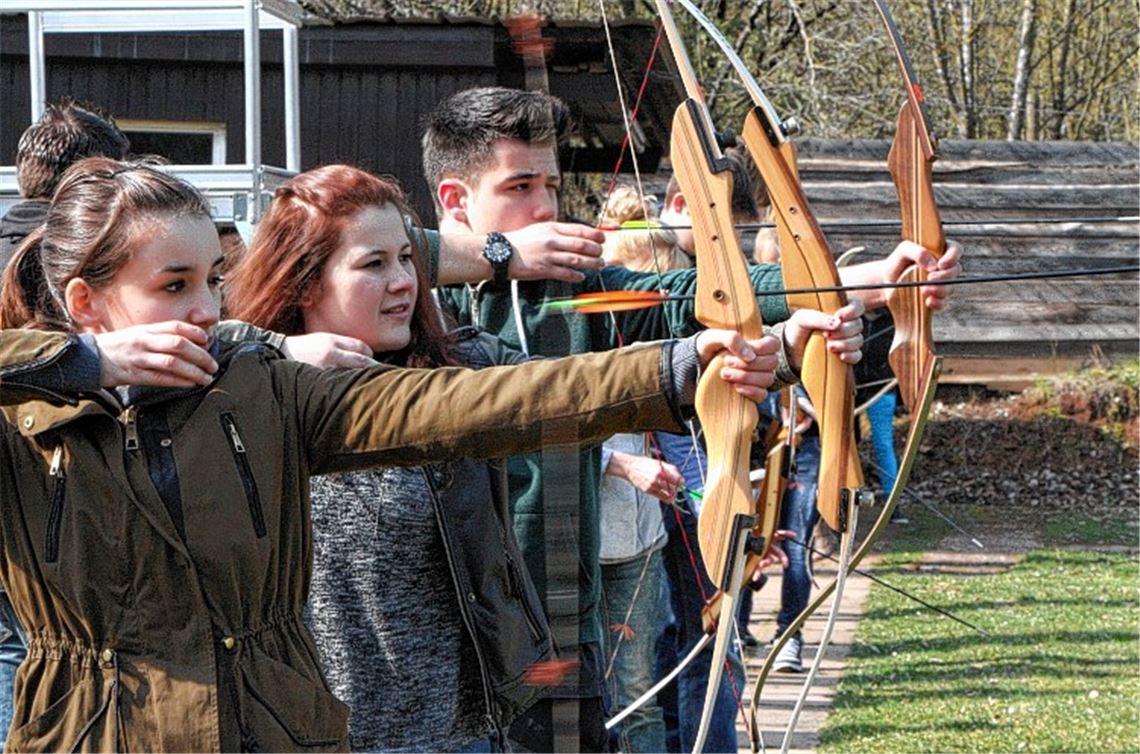 Da zischt der Pfeil davon. Die 17-jährige Adri Leitao findet wie ihre Schulkameraden Victoria Propp und Christian Gastanazagogeascoa (v. li.) beim VfS Maulbronn-Diefenbach Gefallen am Bogenschießen. Sie erwägen sogar, die Sportart künftig regelmäßig im Verein zu betreiben. Foto: Eigner