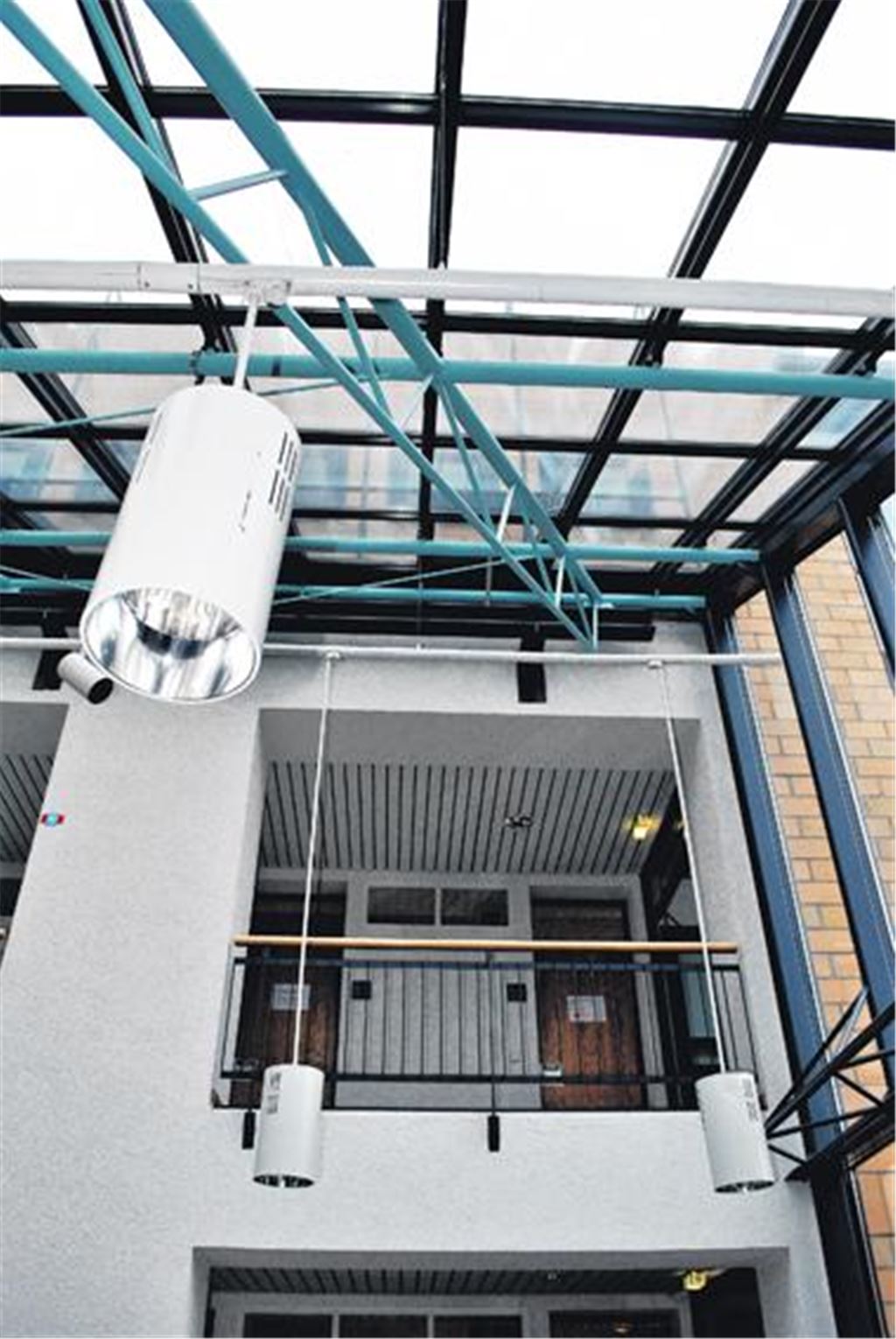 Dachschaden: Durch das undichte Glas tropft Regenwasser ins Rathaus. Foto: Stahlfeld