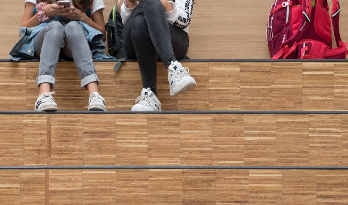 Daddeln in der Pause – Bewegung und Gespräche kommen da zu kurz, warnen Experten. (Symbolbild)