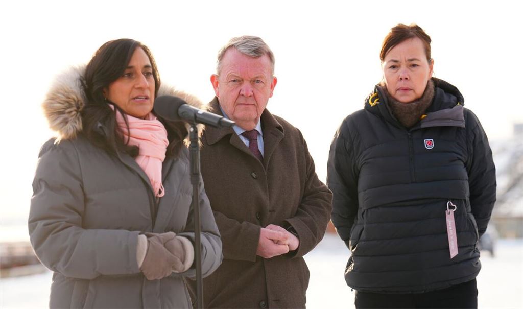 Dänemarks Außenminister Lars Løkke Rasmussen, hier mit seinen Amtskolleginnen aus Kanada (l) und Grönland (r), glaubt an eine Einigung mit den USA.