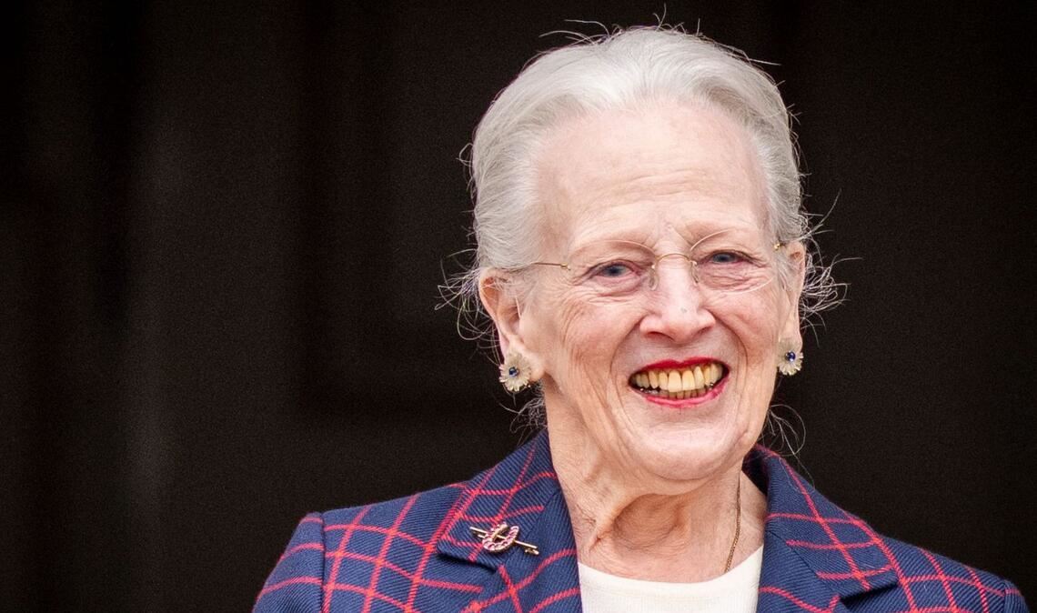 Dänemarks ehemalige Königin Margrethe lächelt an ihrem 86. Geburtstag im Innenhof von Schloss Fredensborg. (Archivbild).