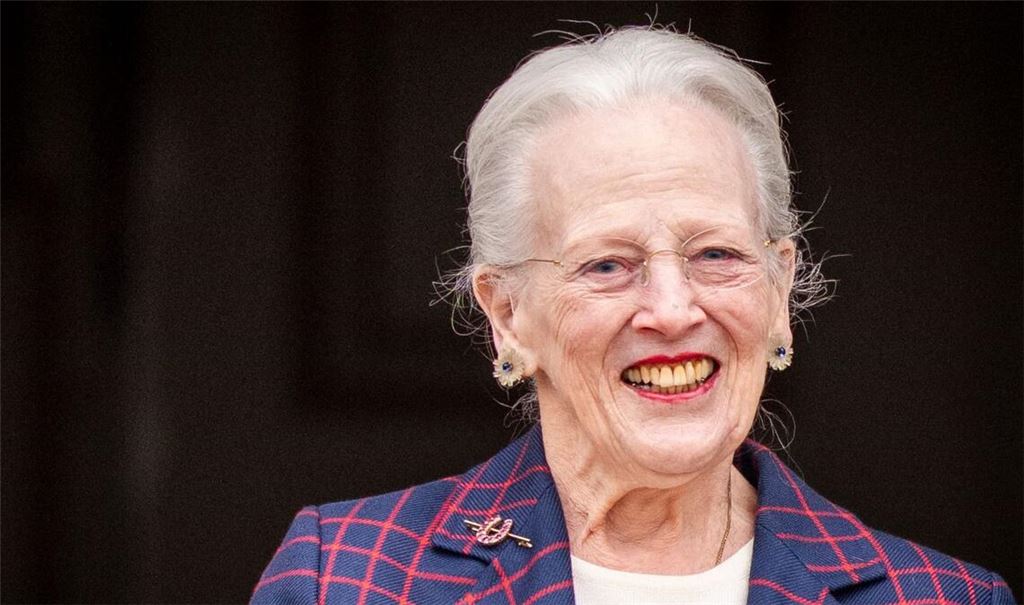 Dänemarks ehemalige Königin Margrethe lächelt an ihrem 86. Geburtstag im Innenhof von Schloss Fredensborg. (Archivbild).