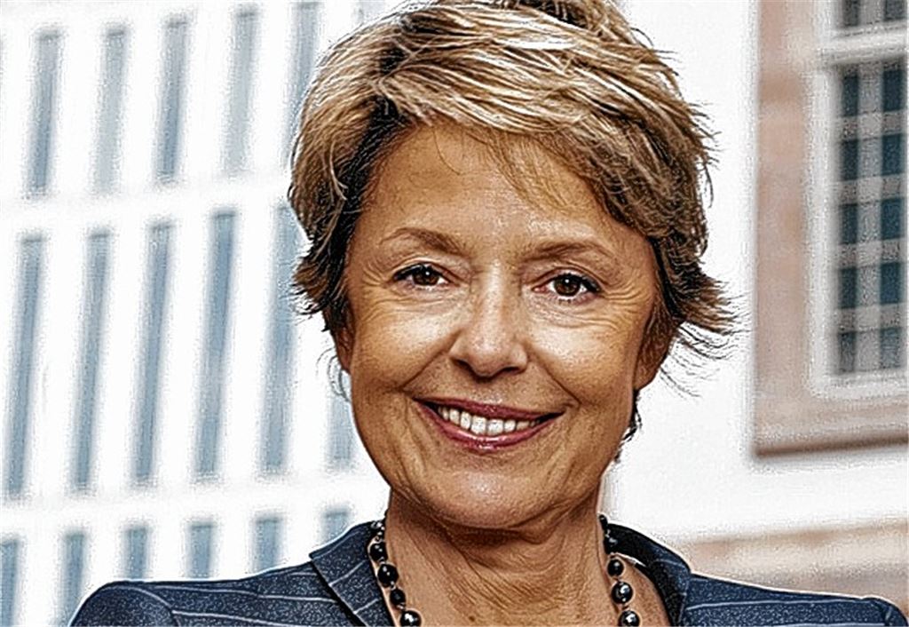 Dagmar Woodward ist seit Jahrzehnten eine der angesehensten Spitzenmanagerinnen in der Hotelbranche und leitet seit 2011 das Jumeirah Frankfurt (Bild re.), das zweite Hotel der Luxuskette aus Dubai in Europa. Fotos: privat