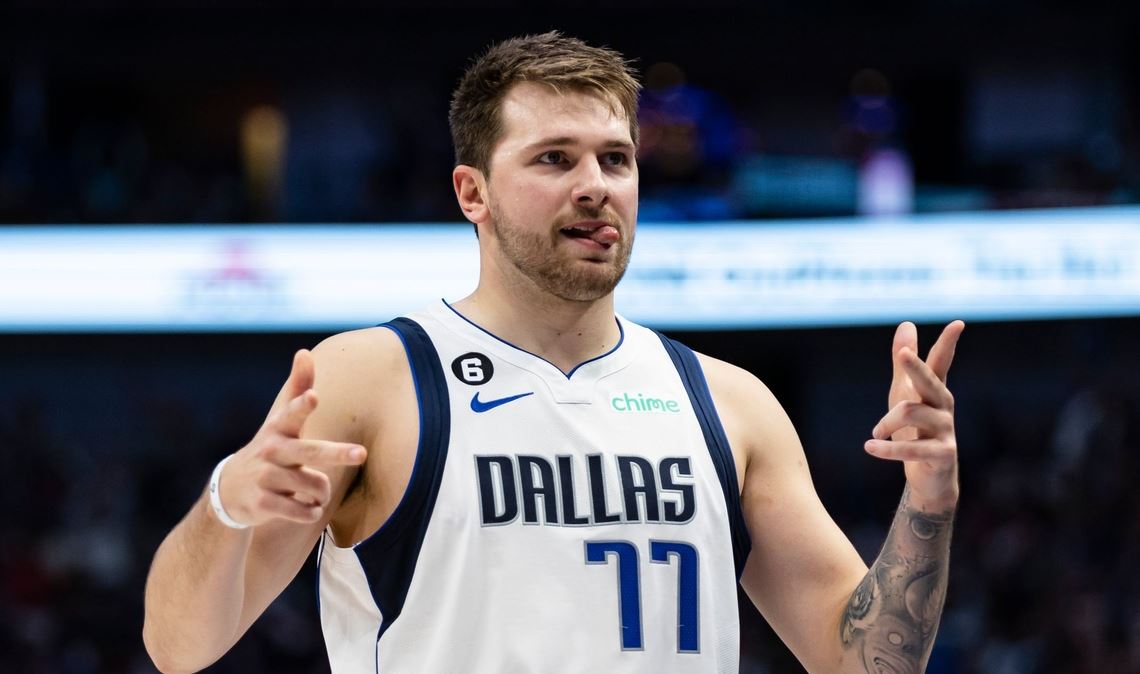 Dallas Mavericks-Guard Luka Doncic jubelt nach einem 3-Punkte-Korb.