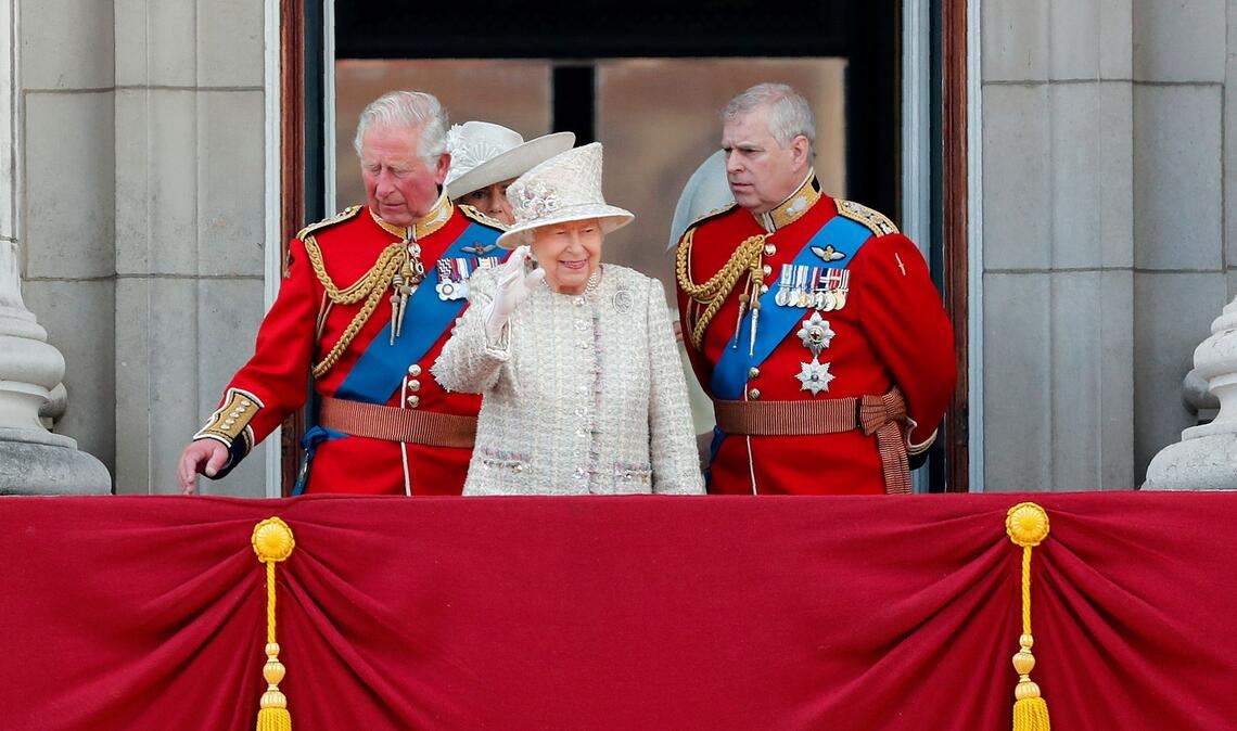 Damals war er noch Herzog von York: Andrew (rechts) mit seiner inzwischen verstorbenen Mutter, der Königin Elizabeth II., und seinem Bruder Charles. (Archivbild)