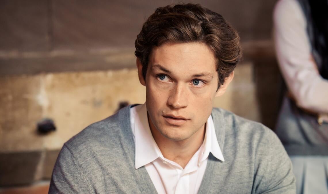 Damian Hardung als James Beaufort.