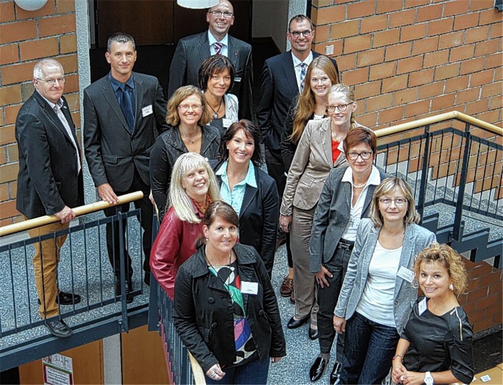 Damit Referentin Nadja Lins (dritte Reihe von vorne, li.) bei den Frauenwirtschaftstagen im Rathaus Mühlacker sprechen kann, muss ein großes Organisatorenteam im Vorfeld alles auf die Beine stellen.