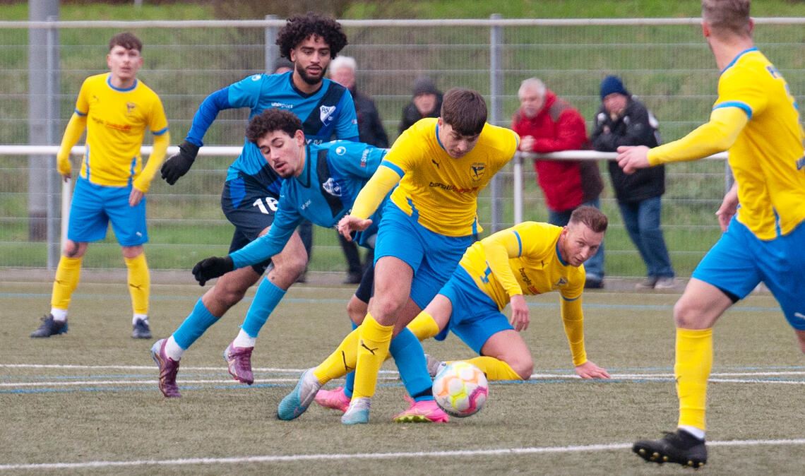 Damit beim TSV Phönix Lomersheim (gelbe Trikots) weiter Fußball gespielt werden kann, gibt’s für den Bau von Umkleidekabinen nach dem Wegfall der Festhallen-Nutzung einen Zuschuss der Stadt. Foto: Archiv/Fotomoment