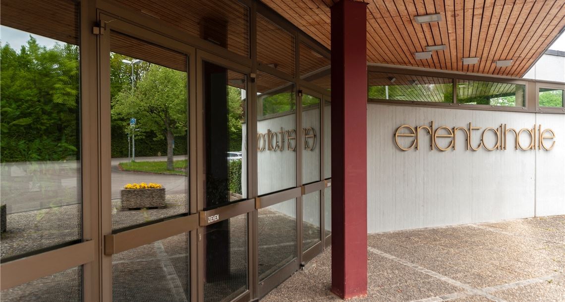 Vordachschaden geht für Gemeinde ins Geld Damit das Dach der Erlentalhalle wieder dicht hält, soll es für rund 70000 Euro saniert werden. Foto: Fotomoment