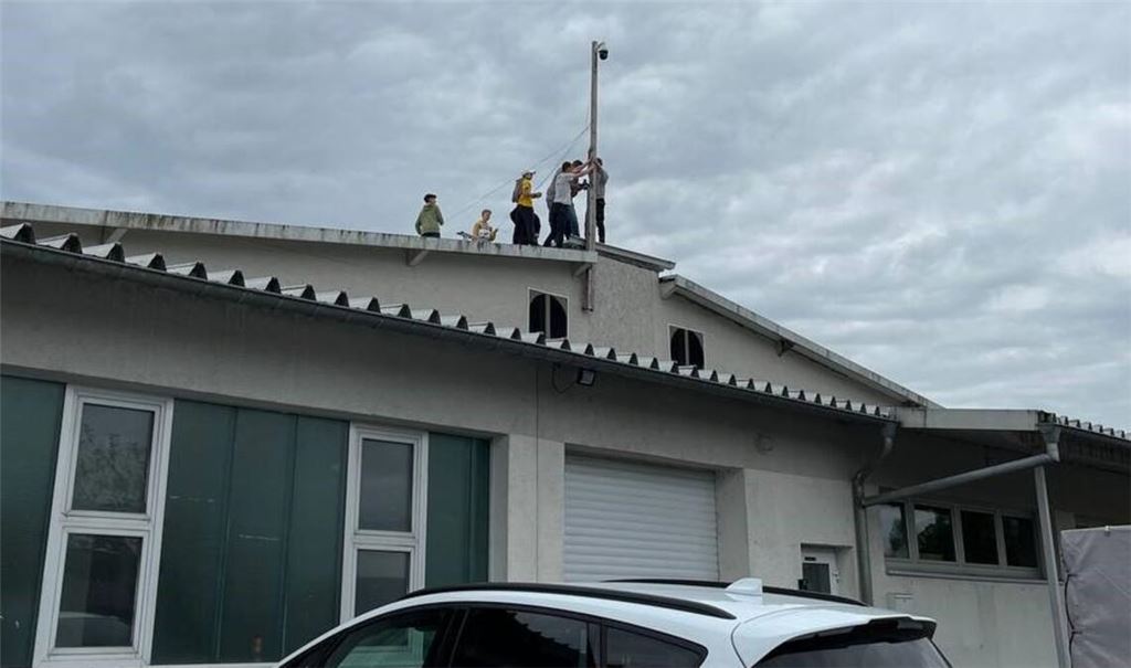 Damit das Storchen-TV wieder funktioniert, legen sich Ehrenamtliche ins Zeug. Foto: privat