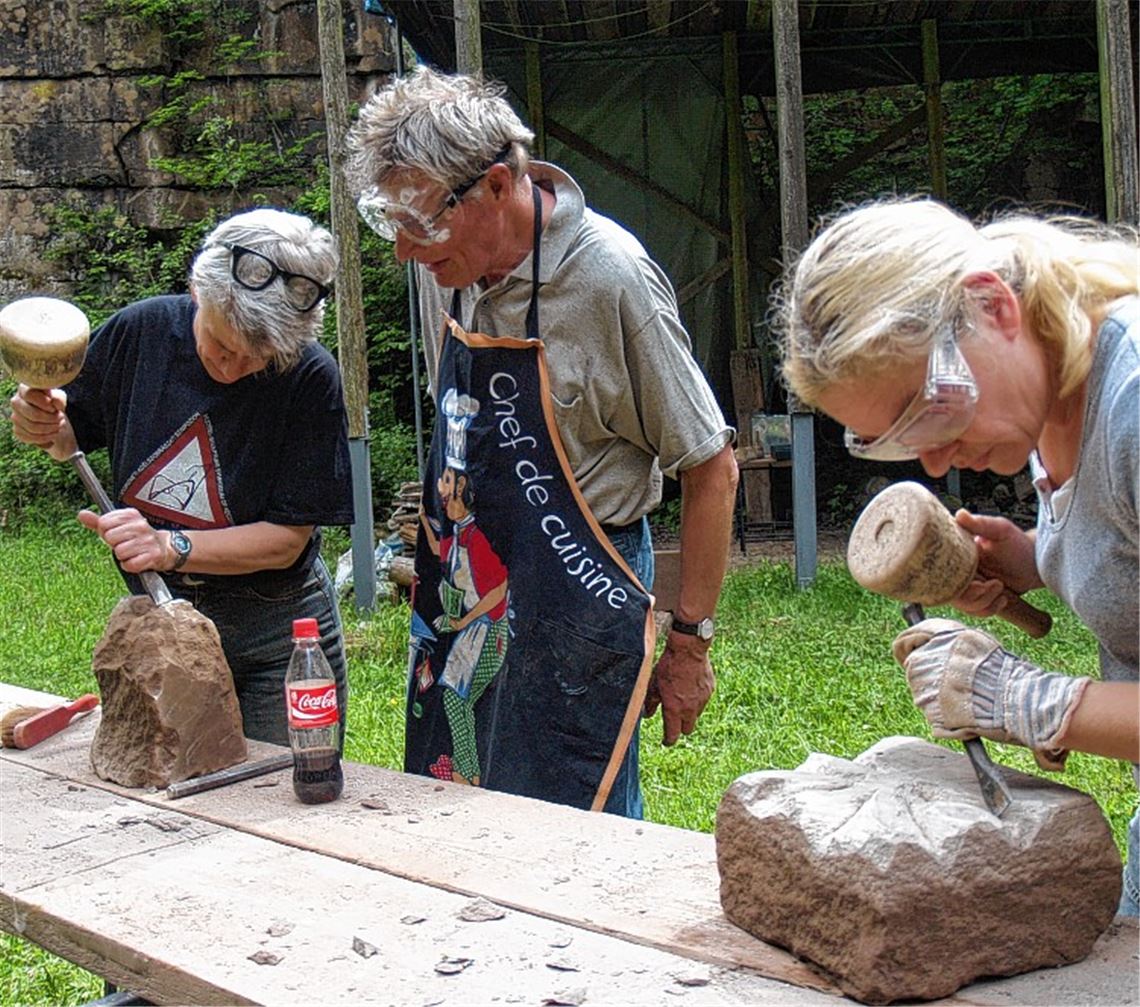 Damit der werdenden Eule nicht die Ohren abbrechen, zeigt Sybille Burrer, wie am besten das Schlageisen anzusetzen ist.