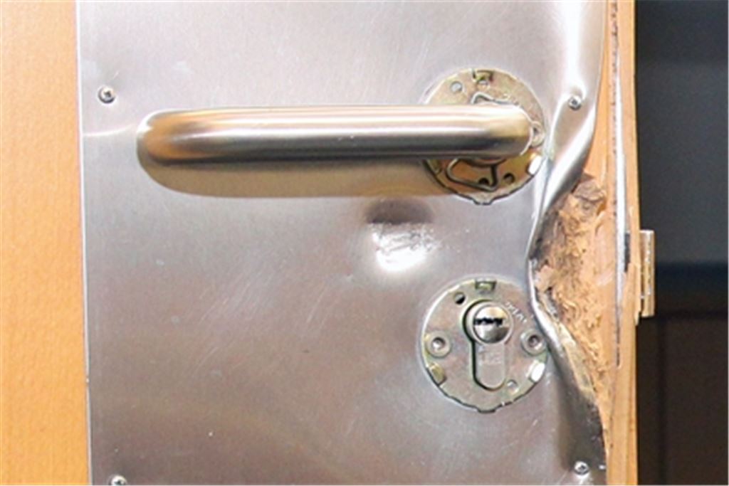 Damit derartige Einbruchsspuren seltener vorkommen, informiert die Polizei zum Thema Einbruchschutz. Foto: Goertz