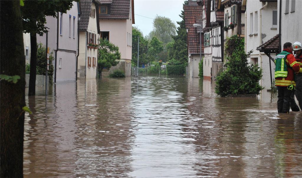 Damit sich Bilder wie im Juni 2013 in der „Seestraße“ nicht wiederholen, sind im Haushalt 200000 Euro für Hochwasser- und Katastrophenschutz eingestellt. Archivfoto: Stahlfeld