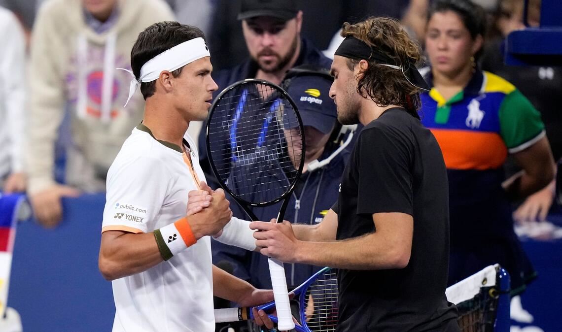 Daniel Altmaier (l) besiegte in New York den Griechen Stefanos Tsitsipas. Bei der Begegnung am Netz ärgerte sich Tsitsipas.