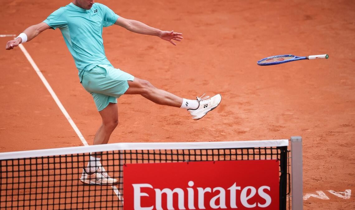 Daniel Altmaier tritt seinen Schläger auf dem Court in Hamburg.