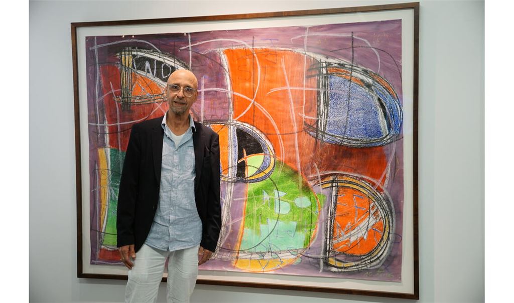 Daniel Ben-Hur vor seinem Werk „#115, 2007“, Öl pastell , Graphit Kohle. Foto: Bastian