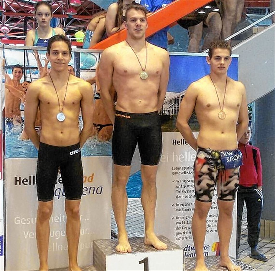 Daniel Bouhlel (li.) schwimmt in Heidenheim persönliche Bestzeit.