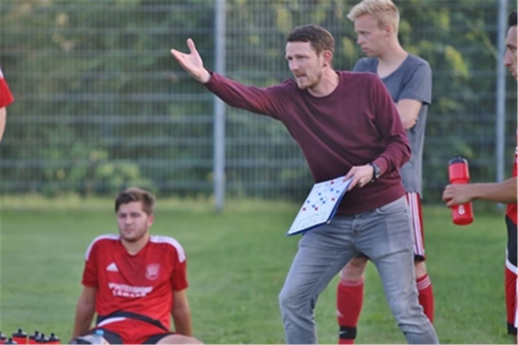 Daniel Fuchs ist seit Sommer 2019 Coach der Aktiven des TSV Großglattbach. Archivfoto: Huber