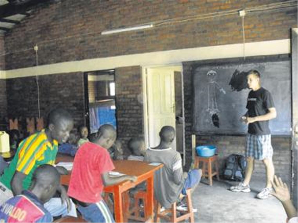 Daniel Geissel nutzt sein Sprachtalent, um mit den Kindern zu kommunizieren und sie unter anderem in Englisch zu unterrichten. Foto: p