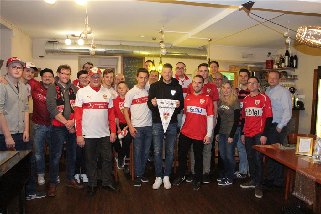 Daniel Ginczek, Stürmer des VfB Stuttgart, besucht den Fanclub Schwabenoffensive '95 in Maulbronn