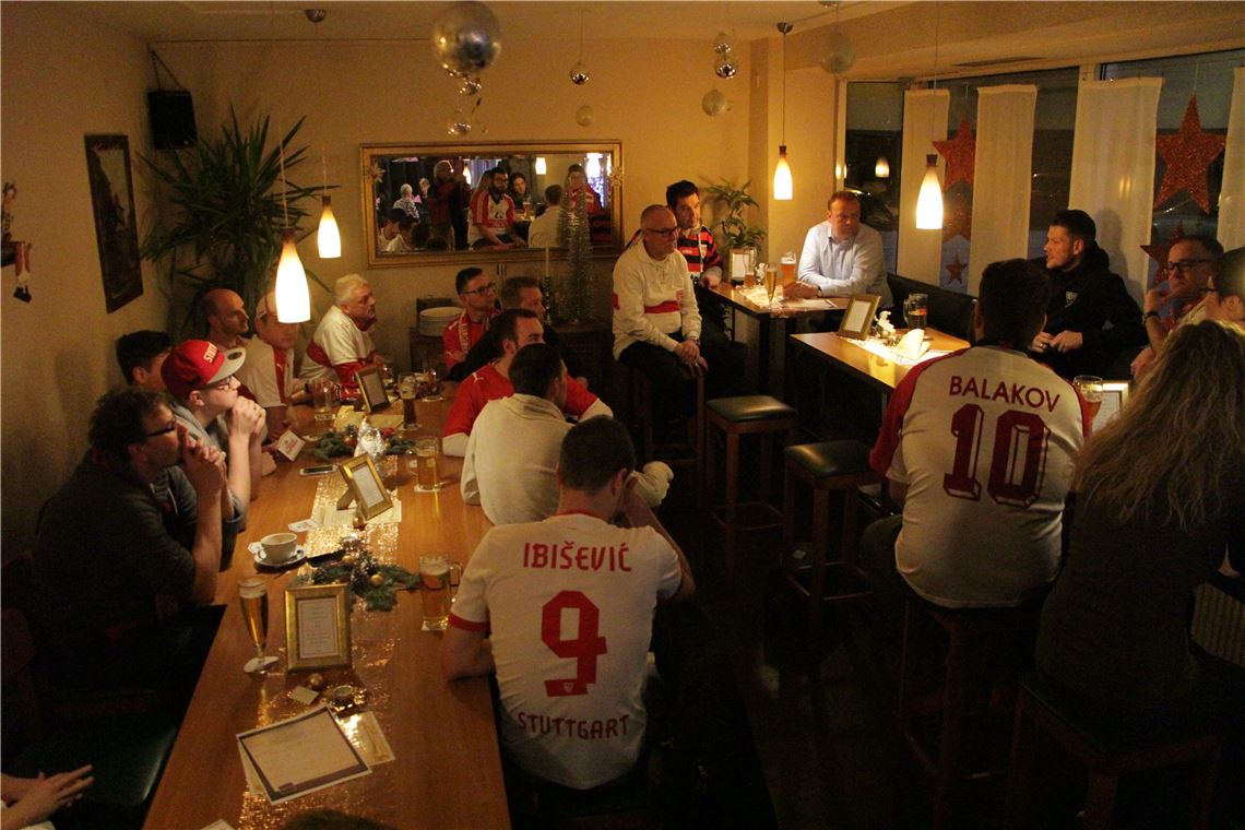 Daniel Ginczek, Stürmer des VfB Stuttgart, besucht den Fanclub Schwabenoffensive '95 in Maulbronn