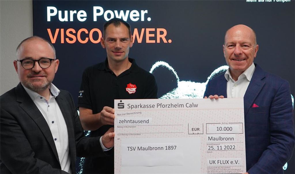 Daniel Göbl, Adrian Kienle und Klaus Hahn (v.li.) bei der Übergabe. Foto: privat