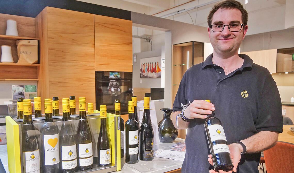 Daniel Haidle präsentiert den 2023er „Maulbronner Eilfingerberg Lemberger trocken“, der den zehnten Platz in der Kategorie „Blaufränkisch National“ belegt. Fotos: Friedrich