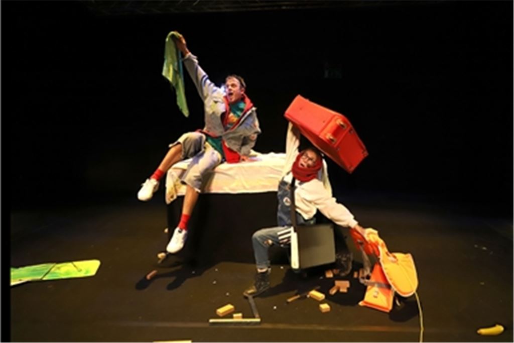 Daniel Kozian als Kuno und Nika Wanderer als Karo. Foto: Theater Pforzheim/ Haymann