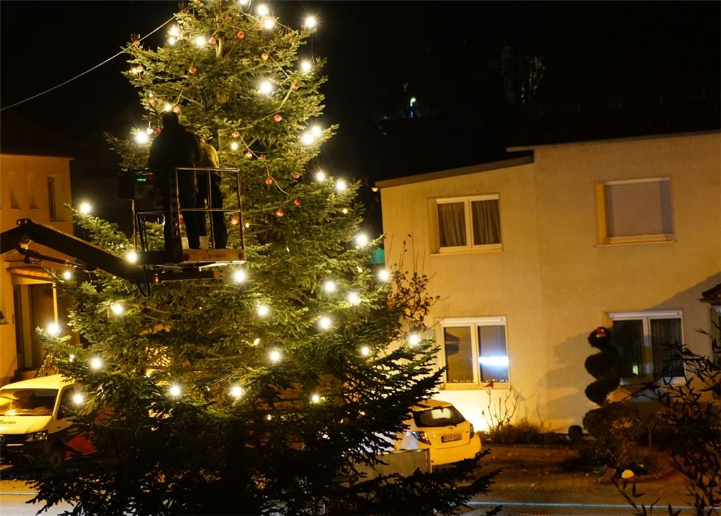 Daniel Marz schmückt den Lienzinger Christbaum mit den Kugeln der Grundschüler.privat
