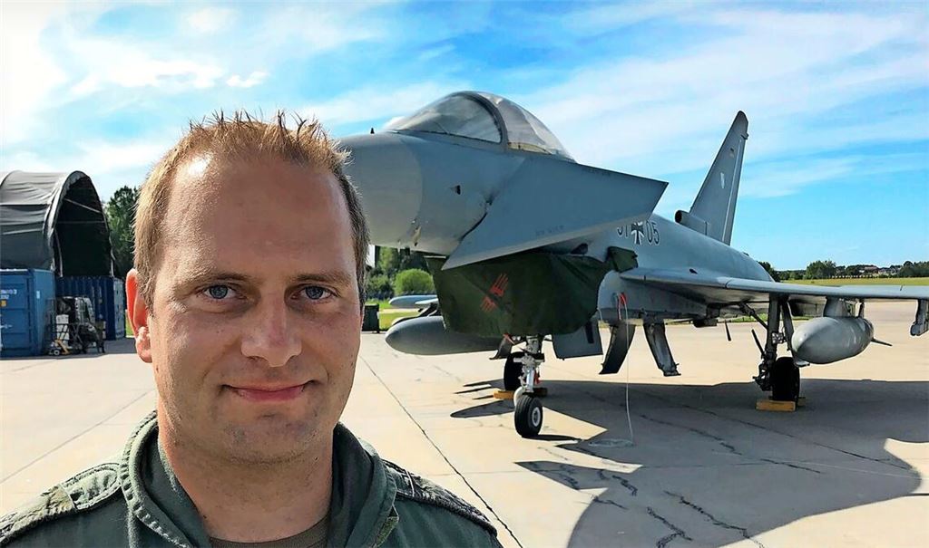 Daniel, Pilot und Oberleutnant, in Minsk Mazowiecki östlich von Warschau