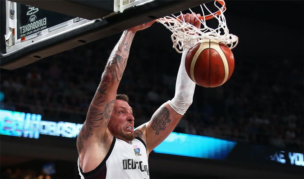 Daniel Theis und den deutschen Basketballern fehlen noch zwei Siege zum EM-Titel.