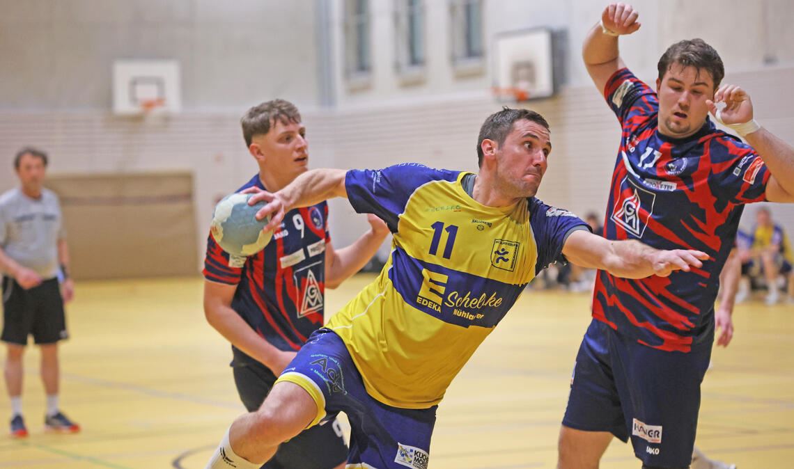 Daniel Ufrecht (BGM) setzt sich am Kreis gegen seine Kontrahenten durch. Foto: Müller