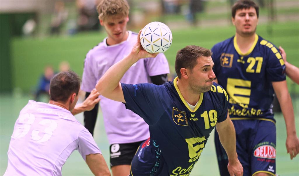 Daniel Ufrecht (im Wurf) und seine Mannschaftskameraden vom HC Blau-Gelb Mühlacker können am Sonntag das EM-Finale anschauen.