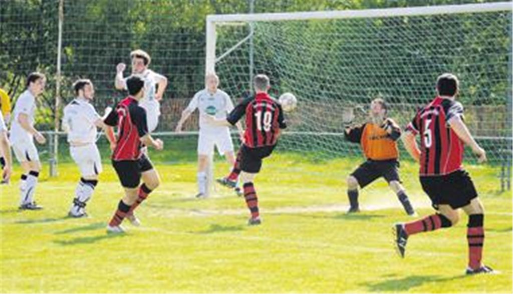 Daniel Wyrich (Nr. 19, Mitte) köpft das 2:0 für die Sportfreunde in einem einseitigen Spiel. Spvgg-Keeper Holger Kraft ist chancenlos.
Foto: Fotomoment