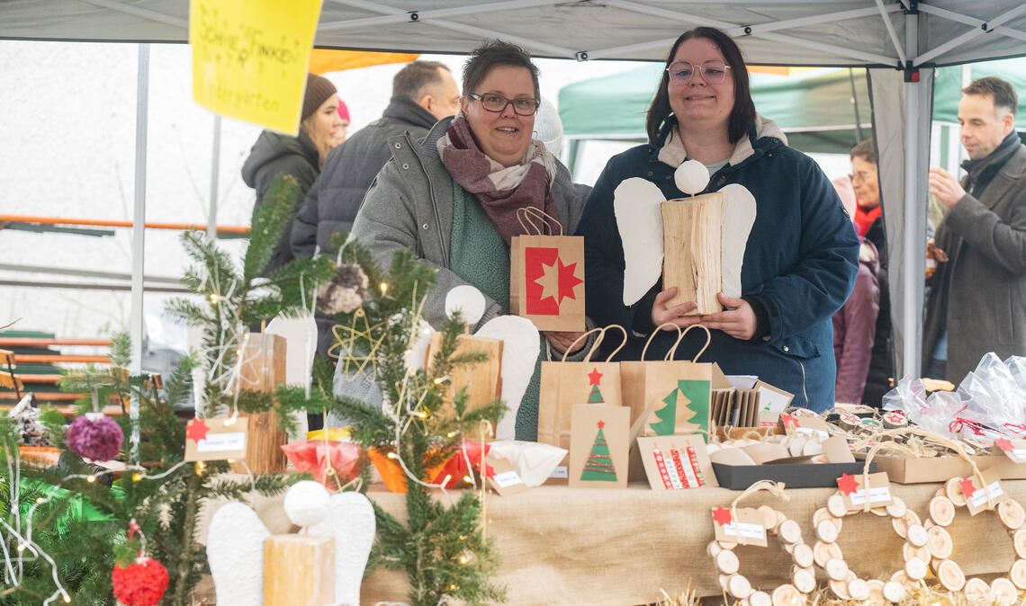 Daniela Binder und Lara Schweikert (v.li.) bieten Bastelarbeiten an. Foto: Fotomoment
