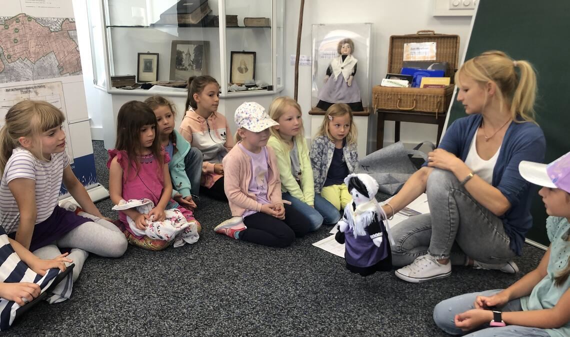 Daniela Falz bringt beim Museumstag mit der Puppe Jeanne den Kindern die Geschichte der Waldenser nahe. Foto: privat